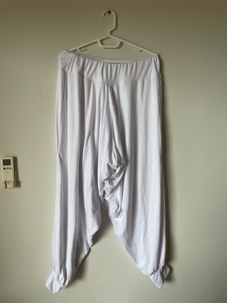 Remera roja con print negro brilloso