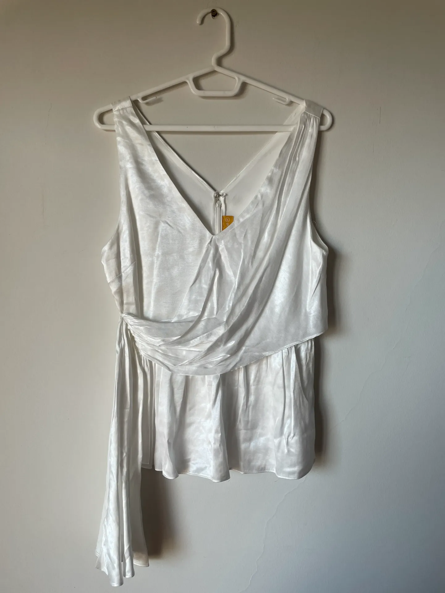 [MODFETIUSA0042] Blusita blanca de raso escote en V