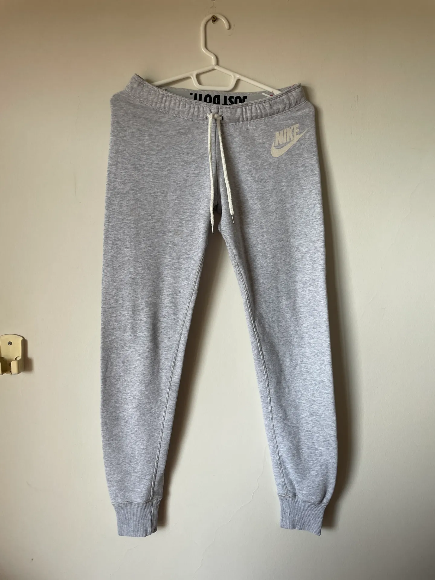 [MODFETIUSA0053] Jogger gris claro