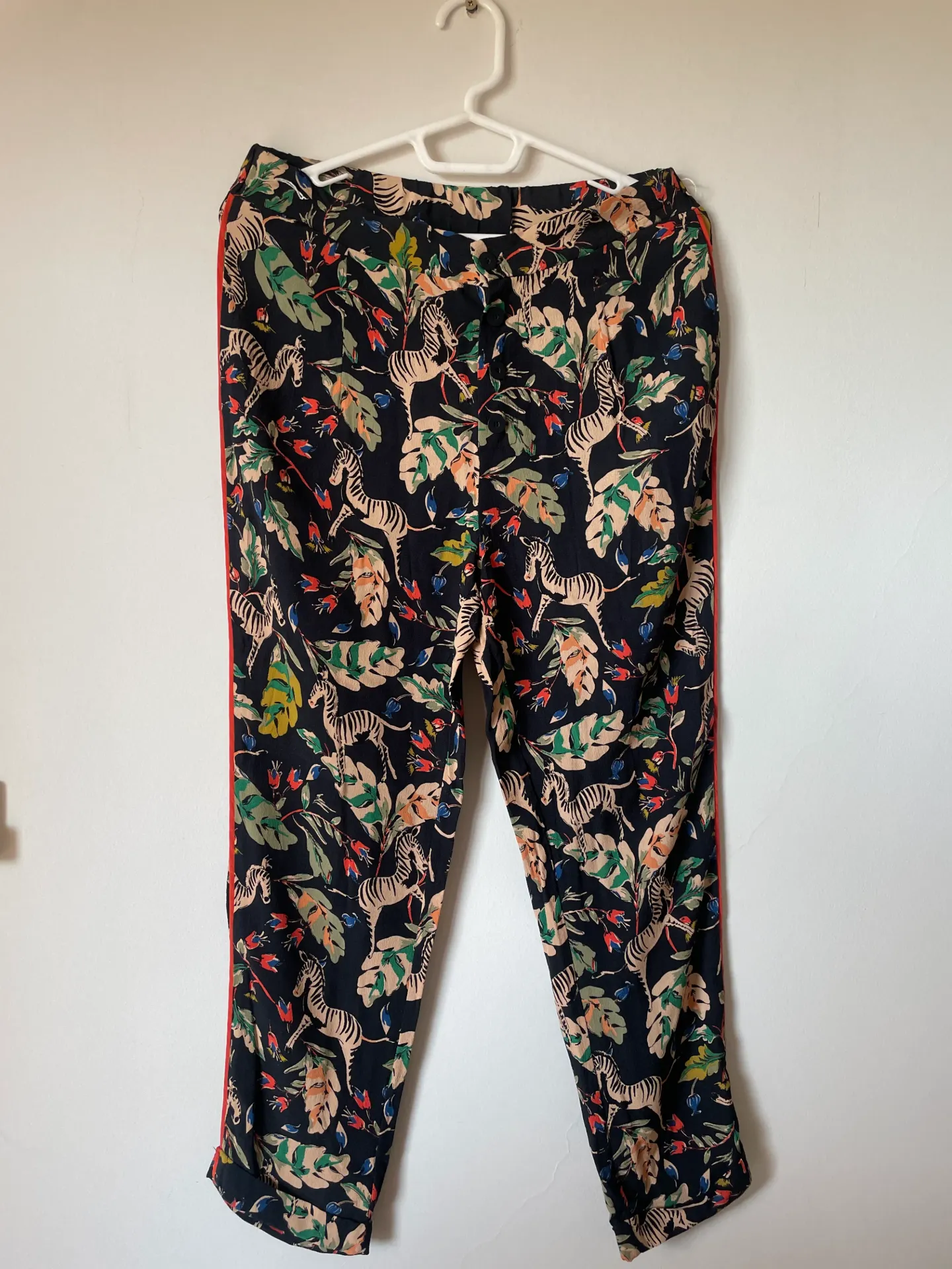 [MODFETIUSA0072] Pantalón negro con estampado de cebras