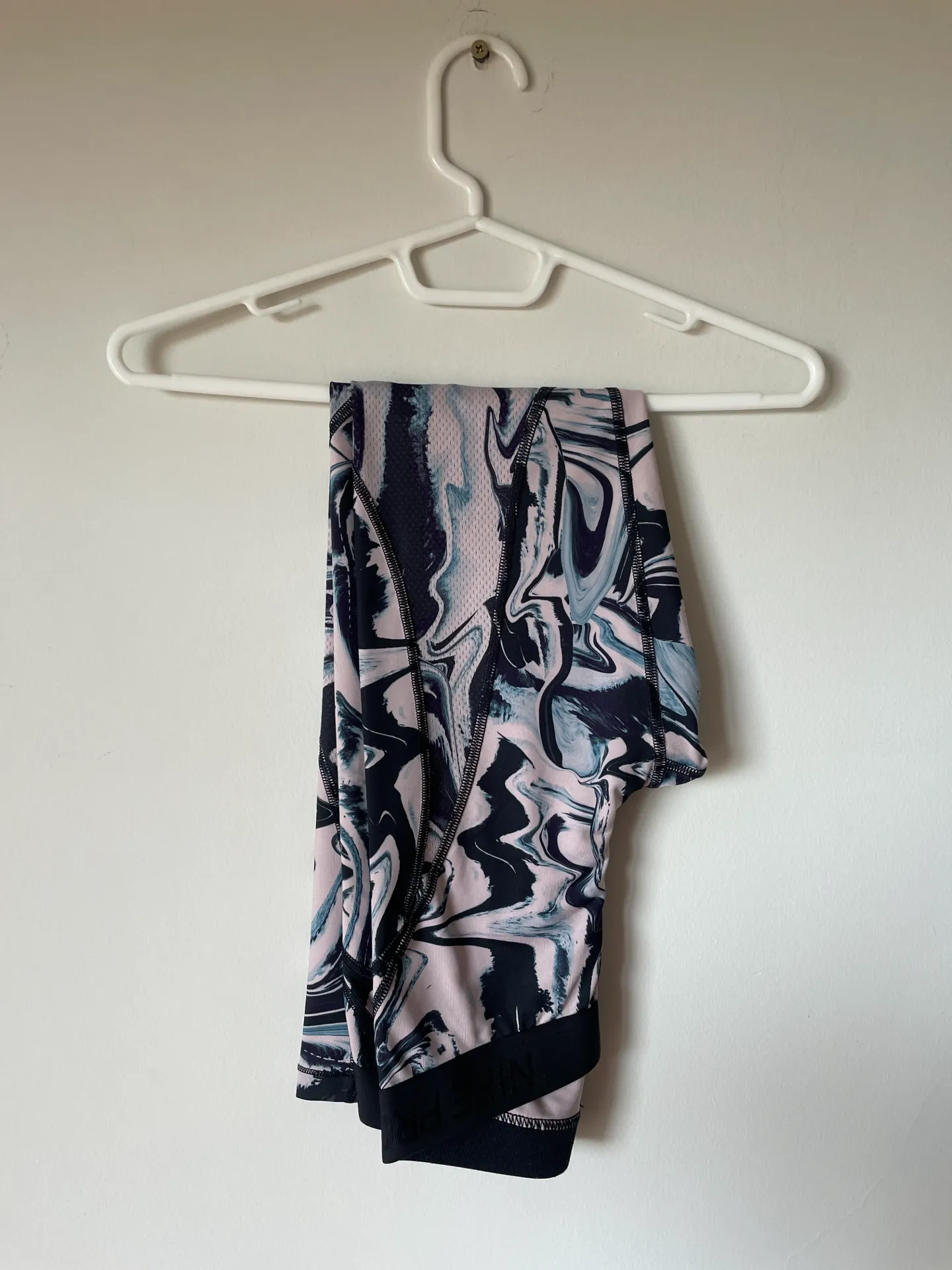 [MODFETIUSA0074] Calza negra estampada