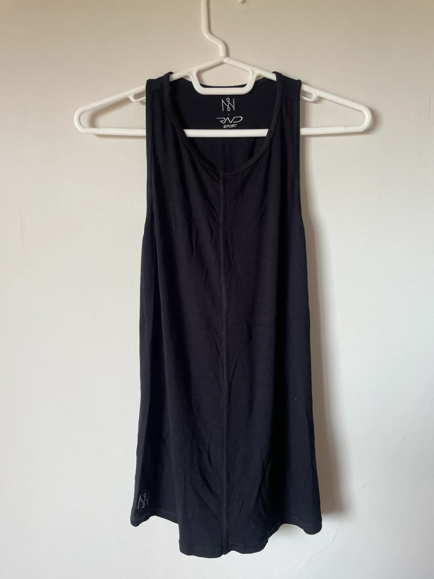 [MODFETIUSA0079] Musculosa negra sin mangas