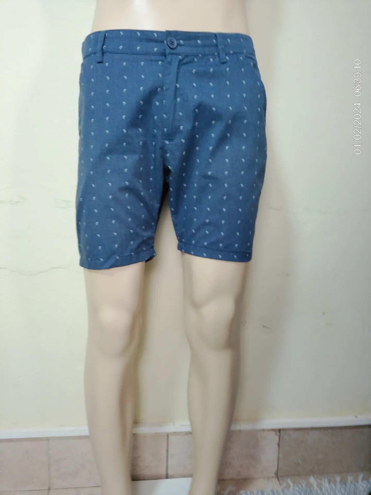 Camisa blanca con estampado negro