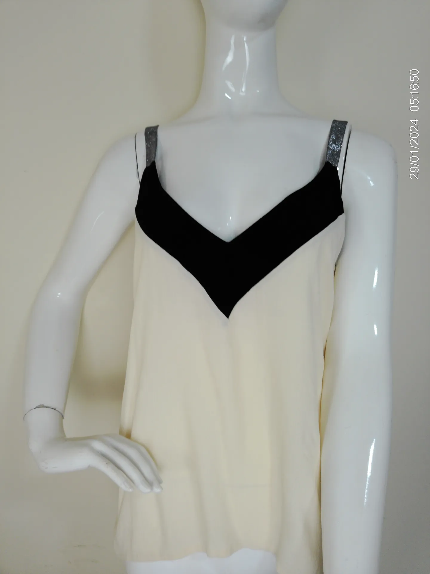 Blusita sm beige con cuello negro en v