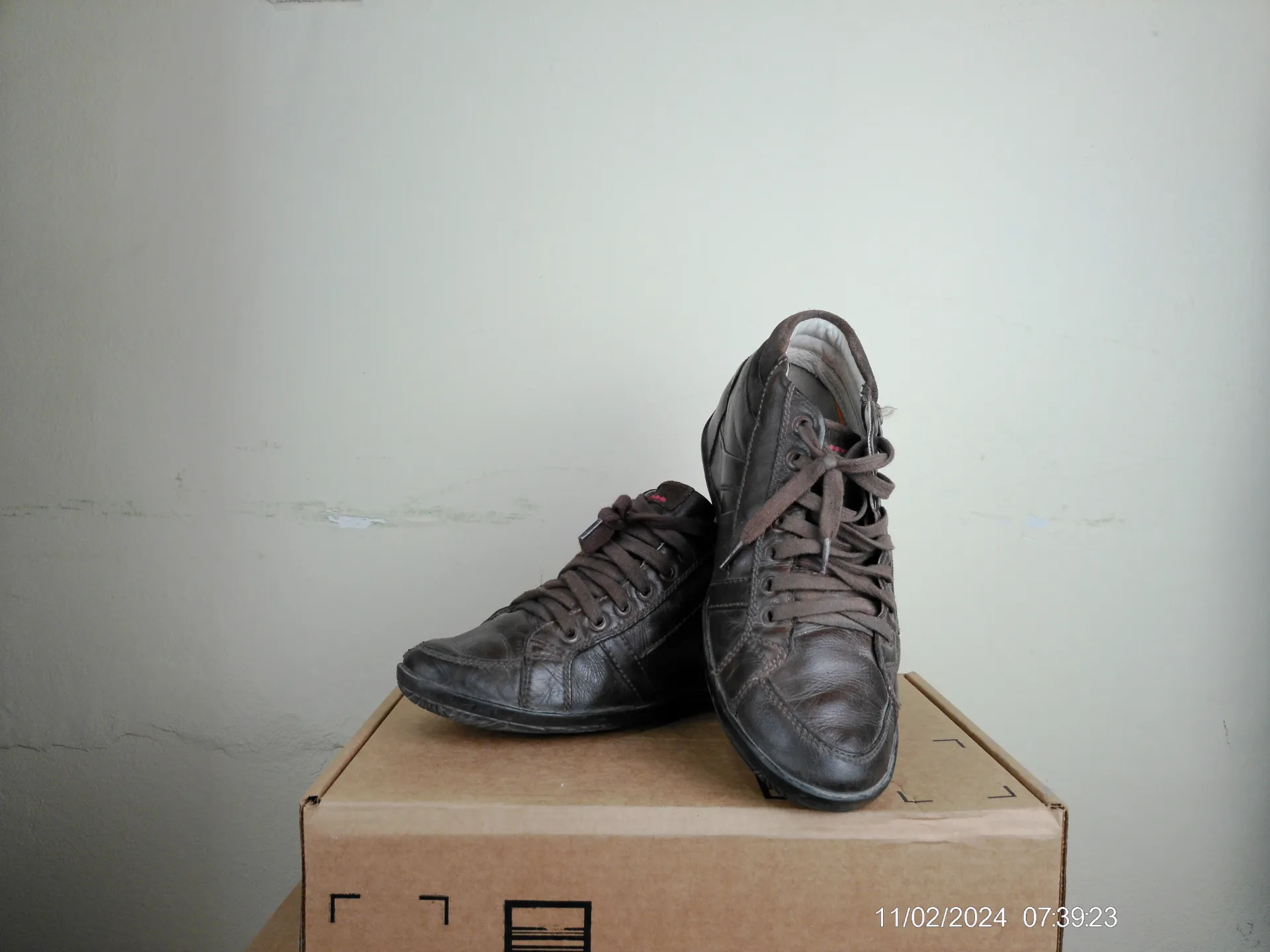 Botita marron de cuero con cordones