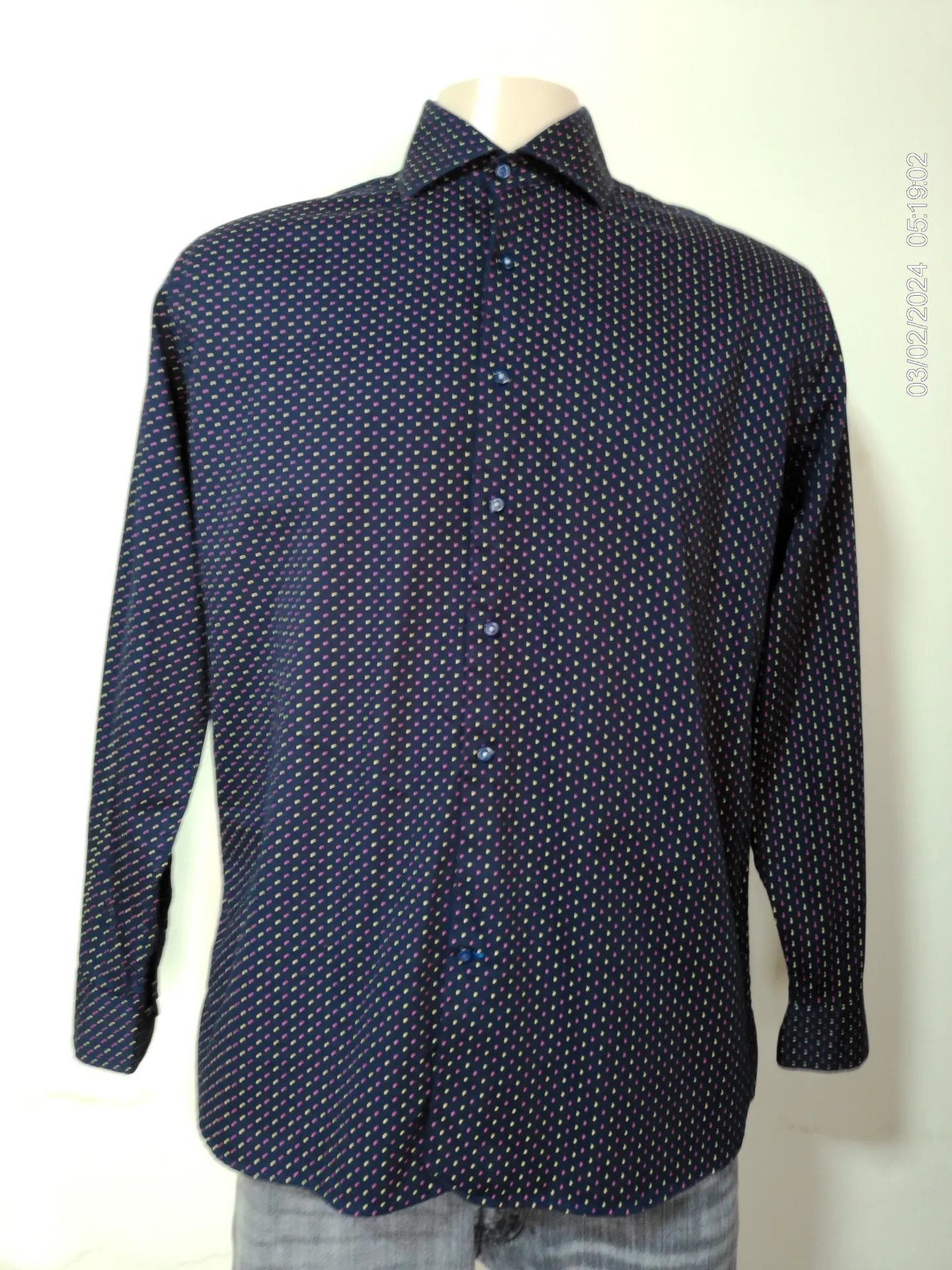 Camisa manga larga negras con motas amarillo y rojo