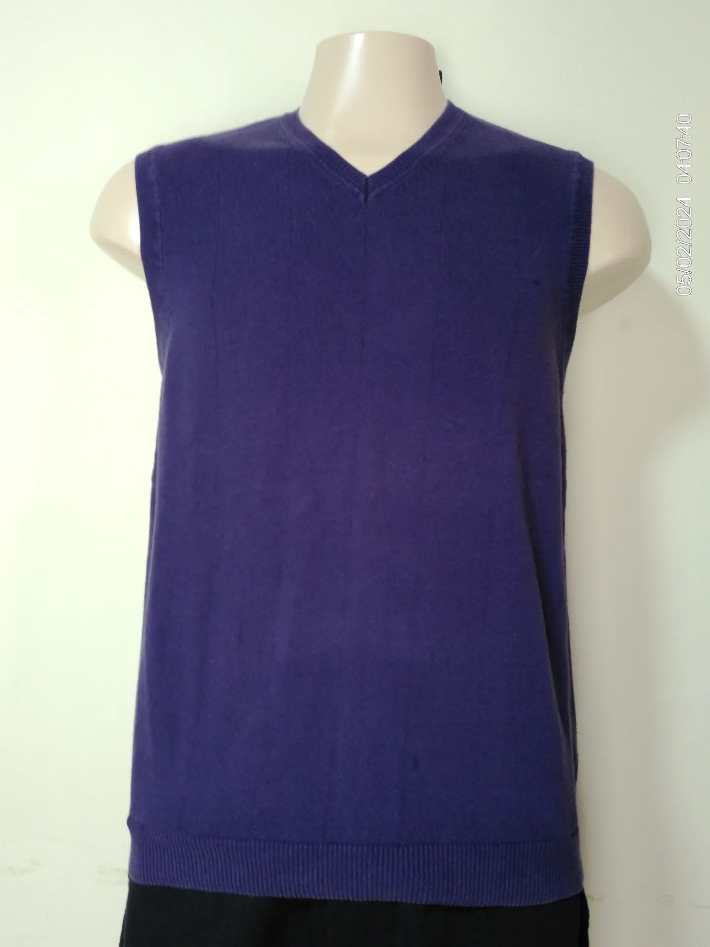 [MODMETIUSA0513] Chaleco morado con cuello en v