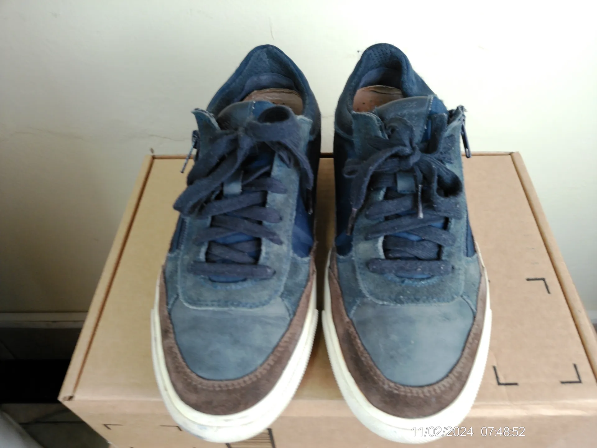 Champion azul con cordones y detalles en marron