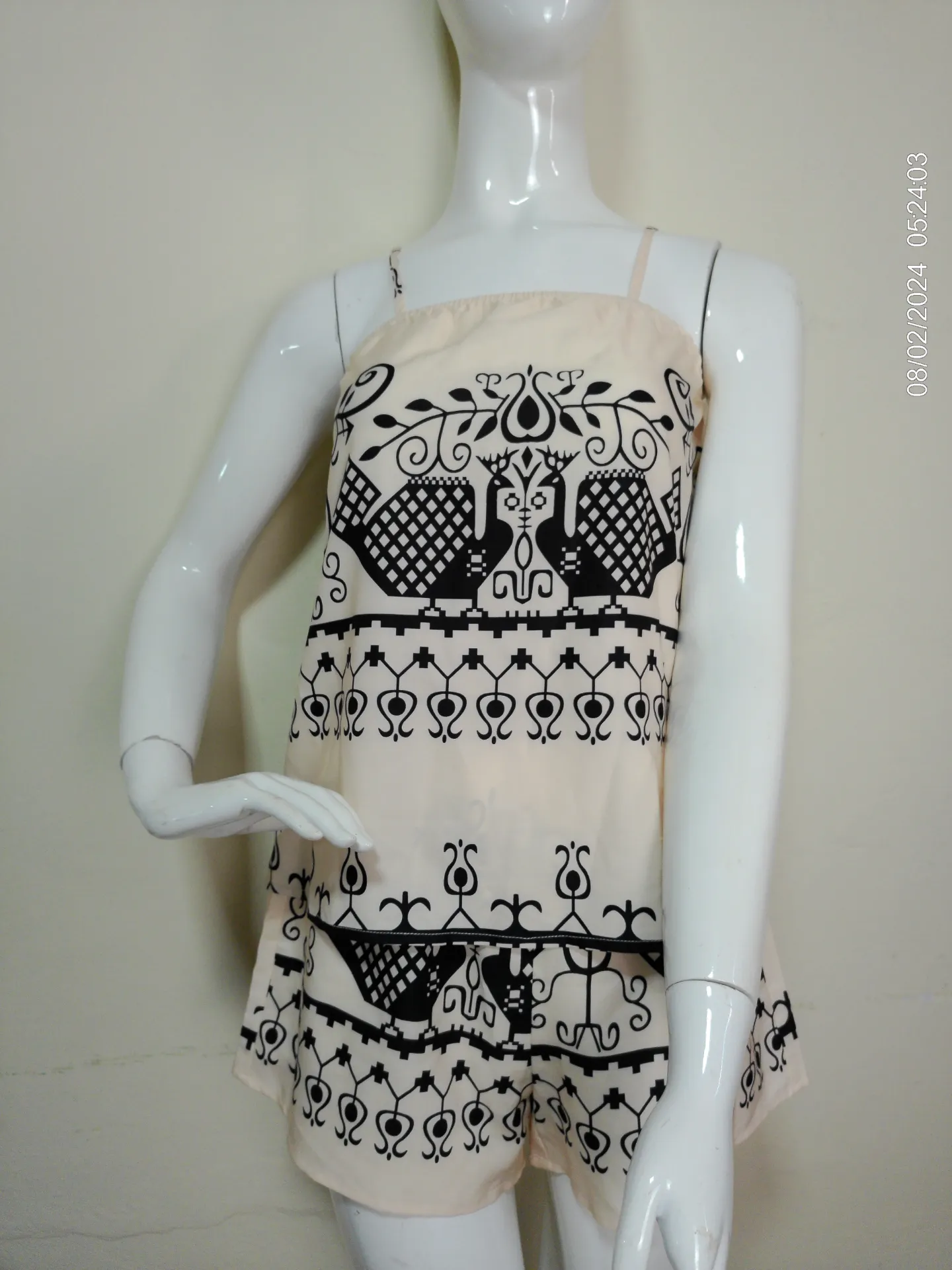 [MODFETIUSA0461] Conjunto top sin mangas + short beige con estampado negro