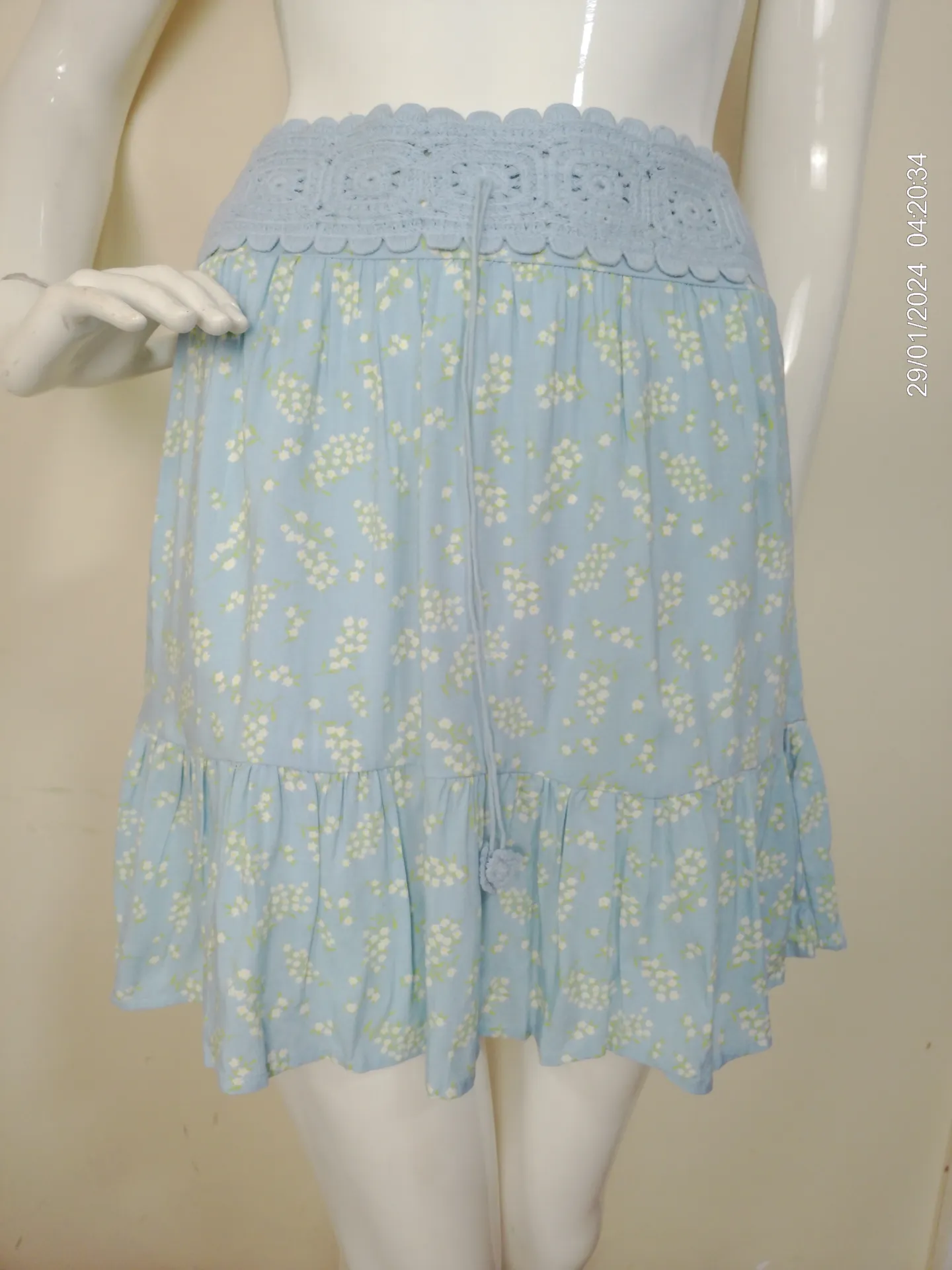 [MODFETIUSA0434] Pollera corta celeste con bordado en la cintura