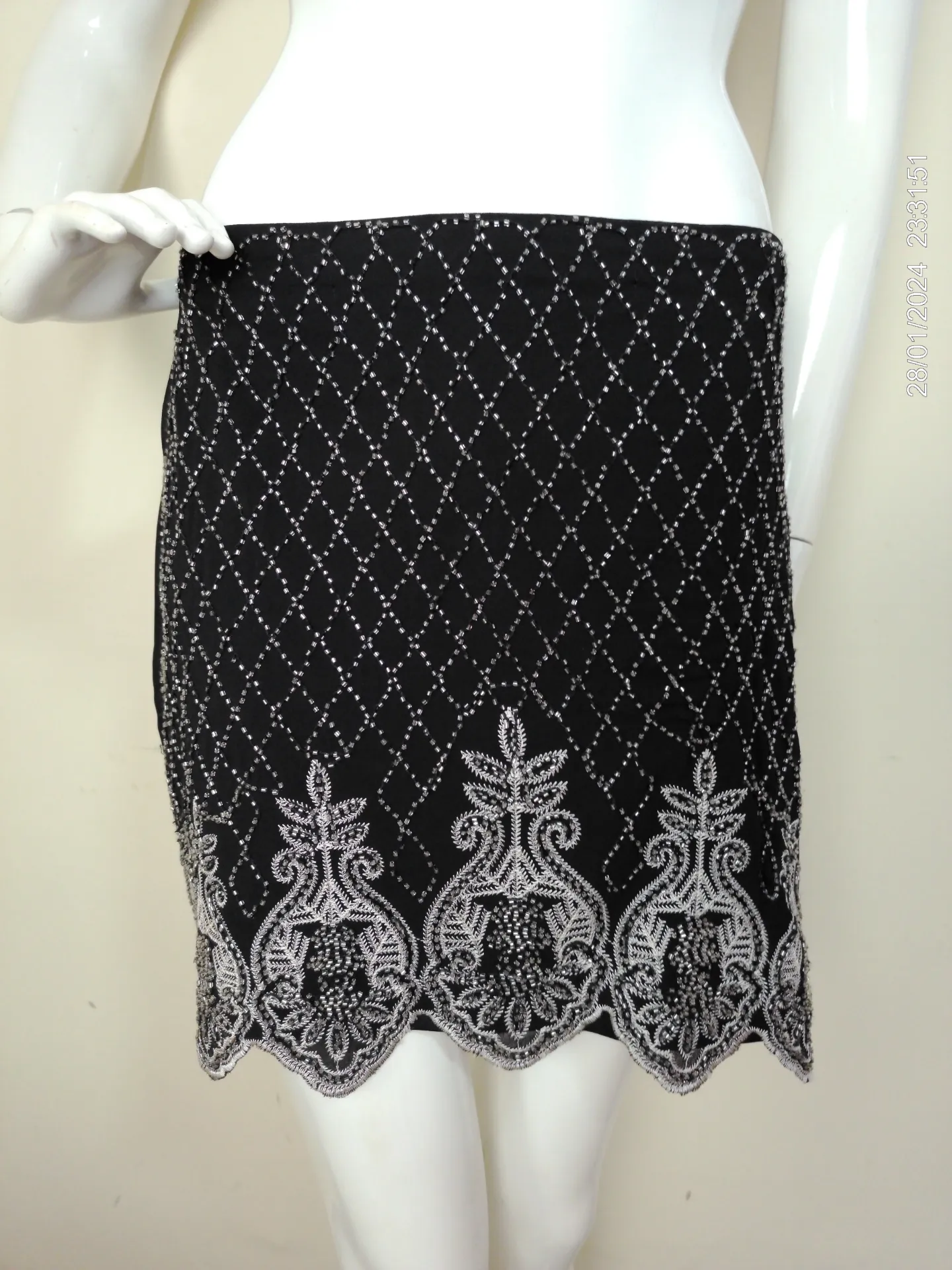 Pollera corta negra con detalles brillosos