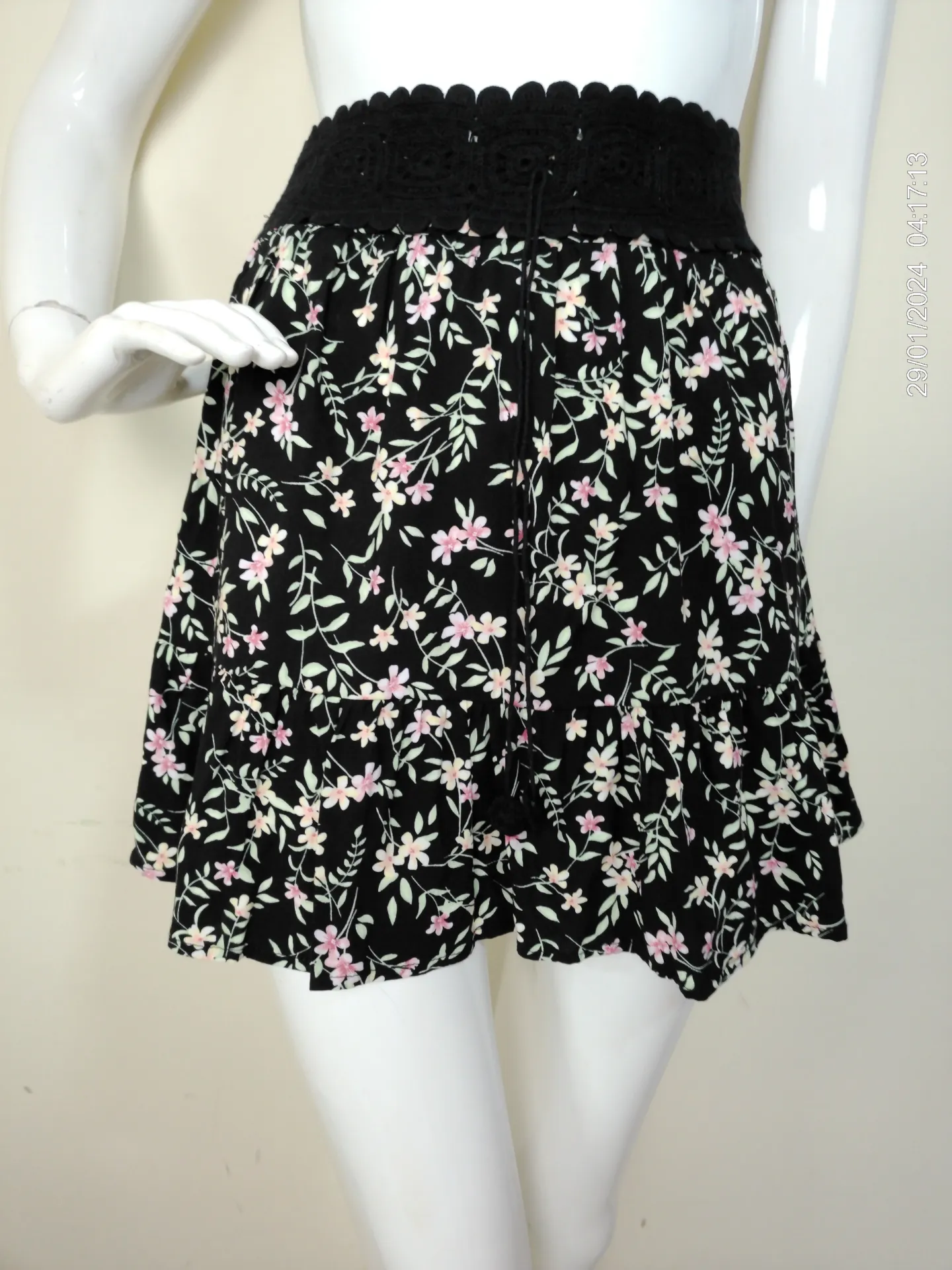 [MODFETIUSA0431] Pollera corta negra con estampado de flores