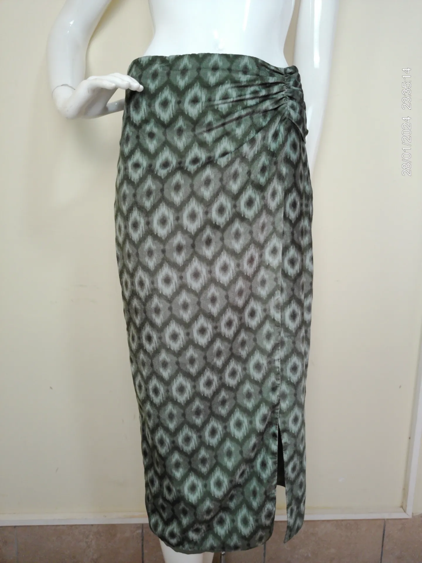 Pollera larga verde estampada con abertura en la pierna