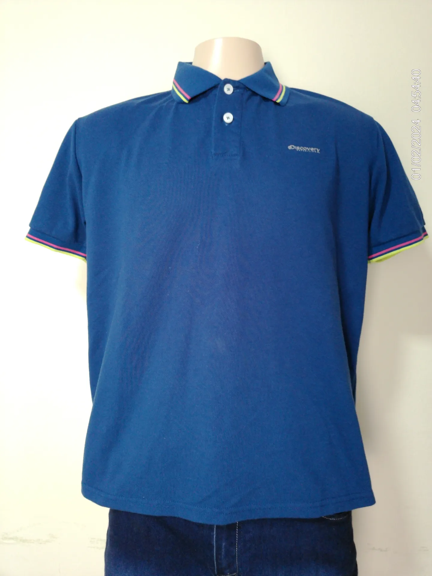 Remera con cuello manga corta azul