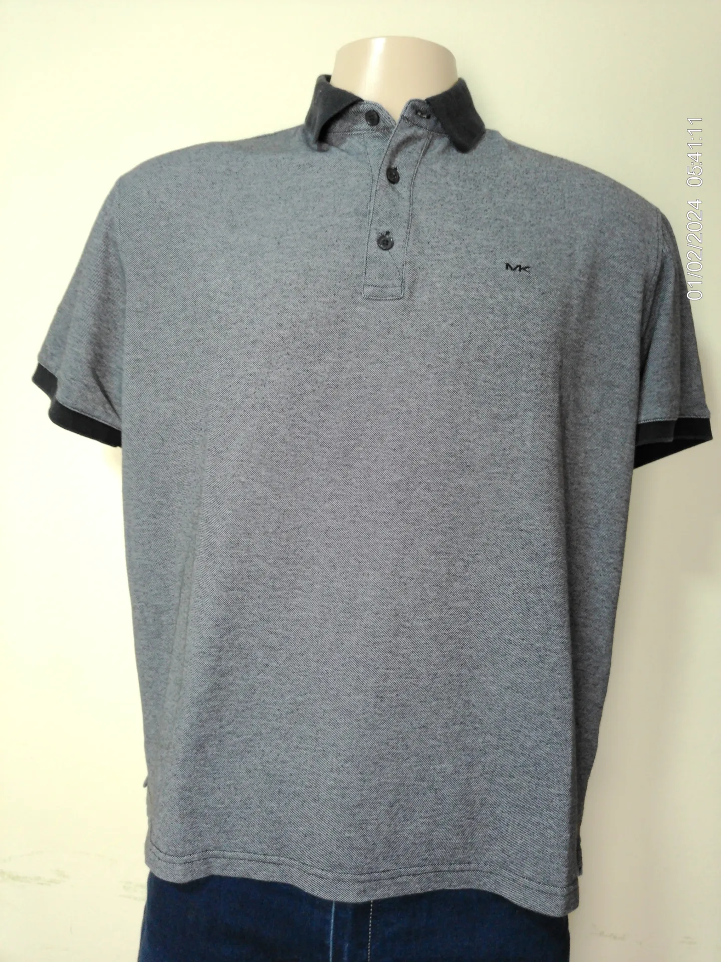 Remera con cuello manga corta gris