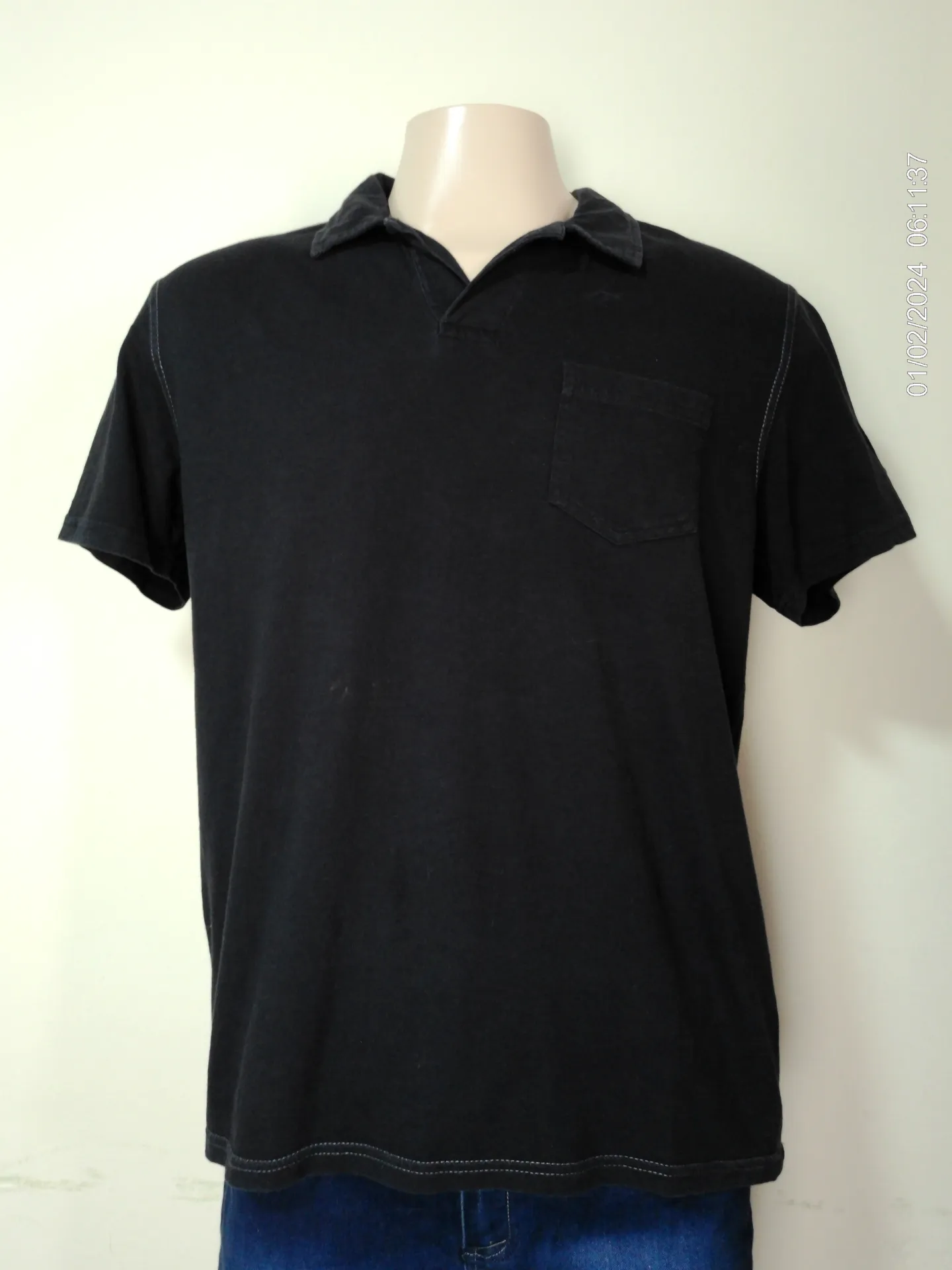 [MODMETIUSA0546] Remera con cuello manga corta negra