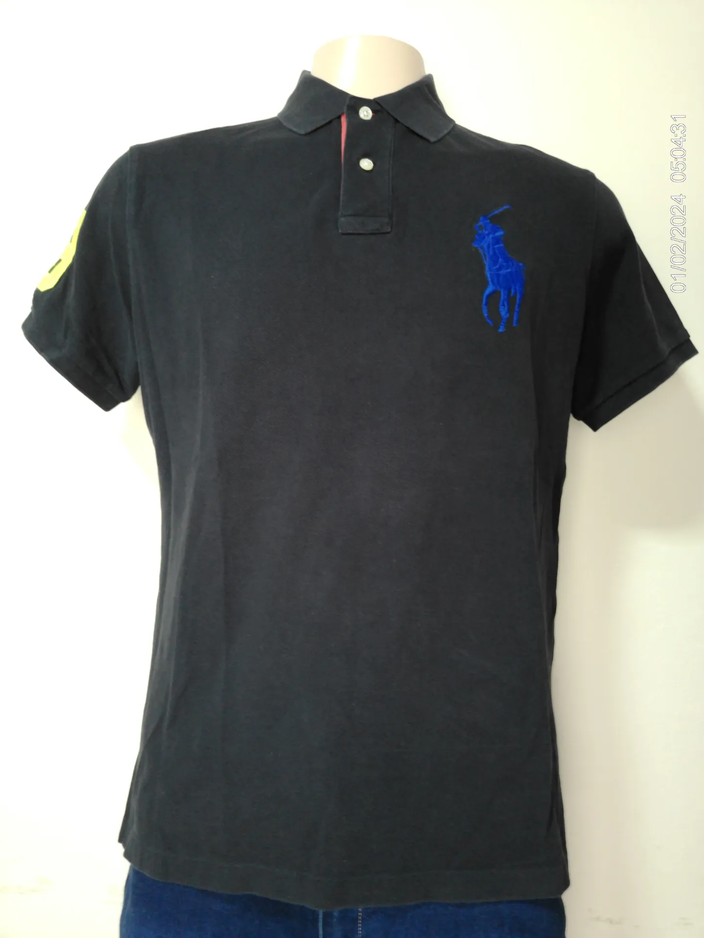 Remera con cuello manga corta negra