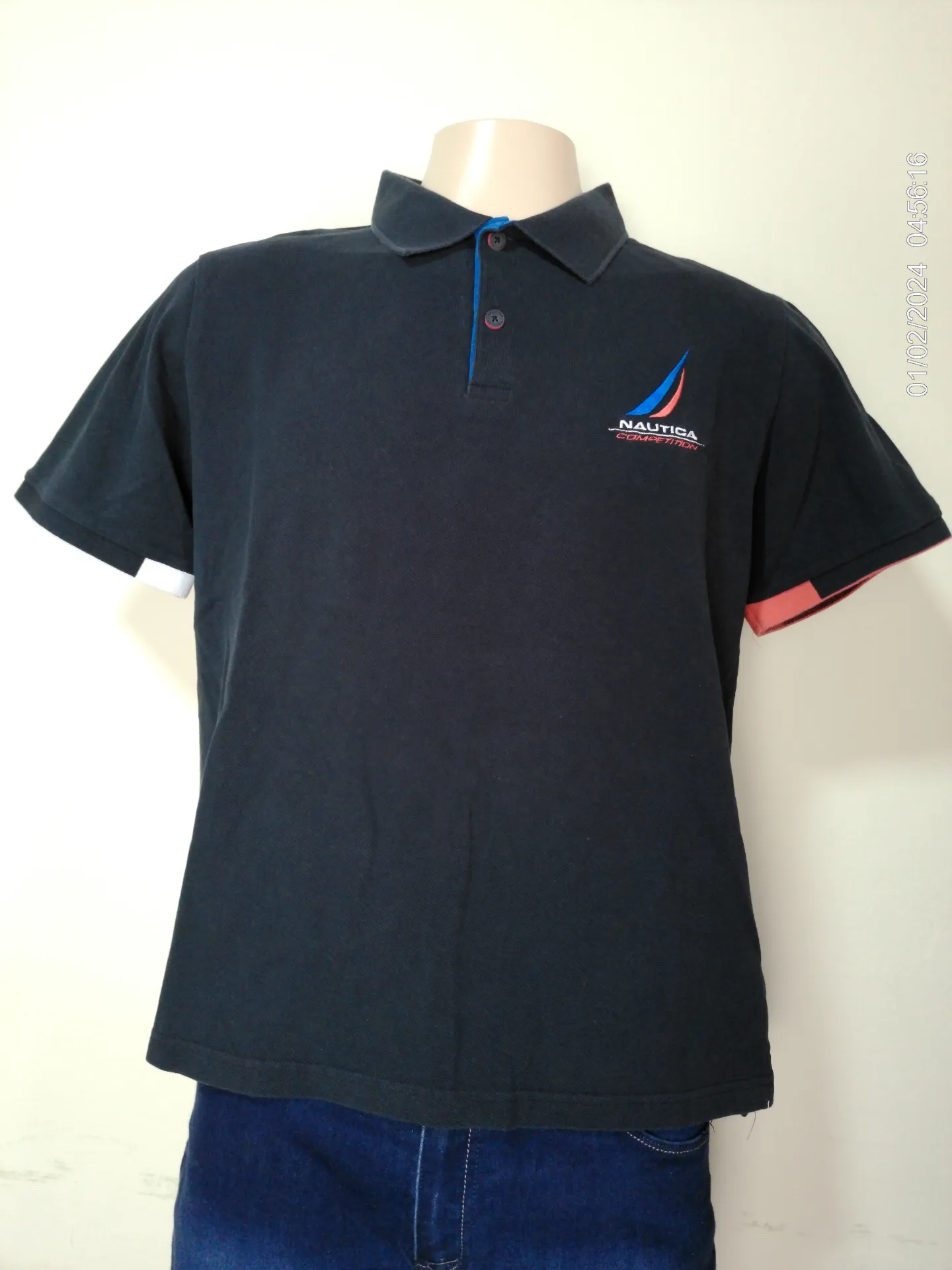 [MODMETIUSA0549] Remera con cuello manga corta negra