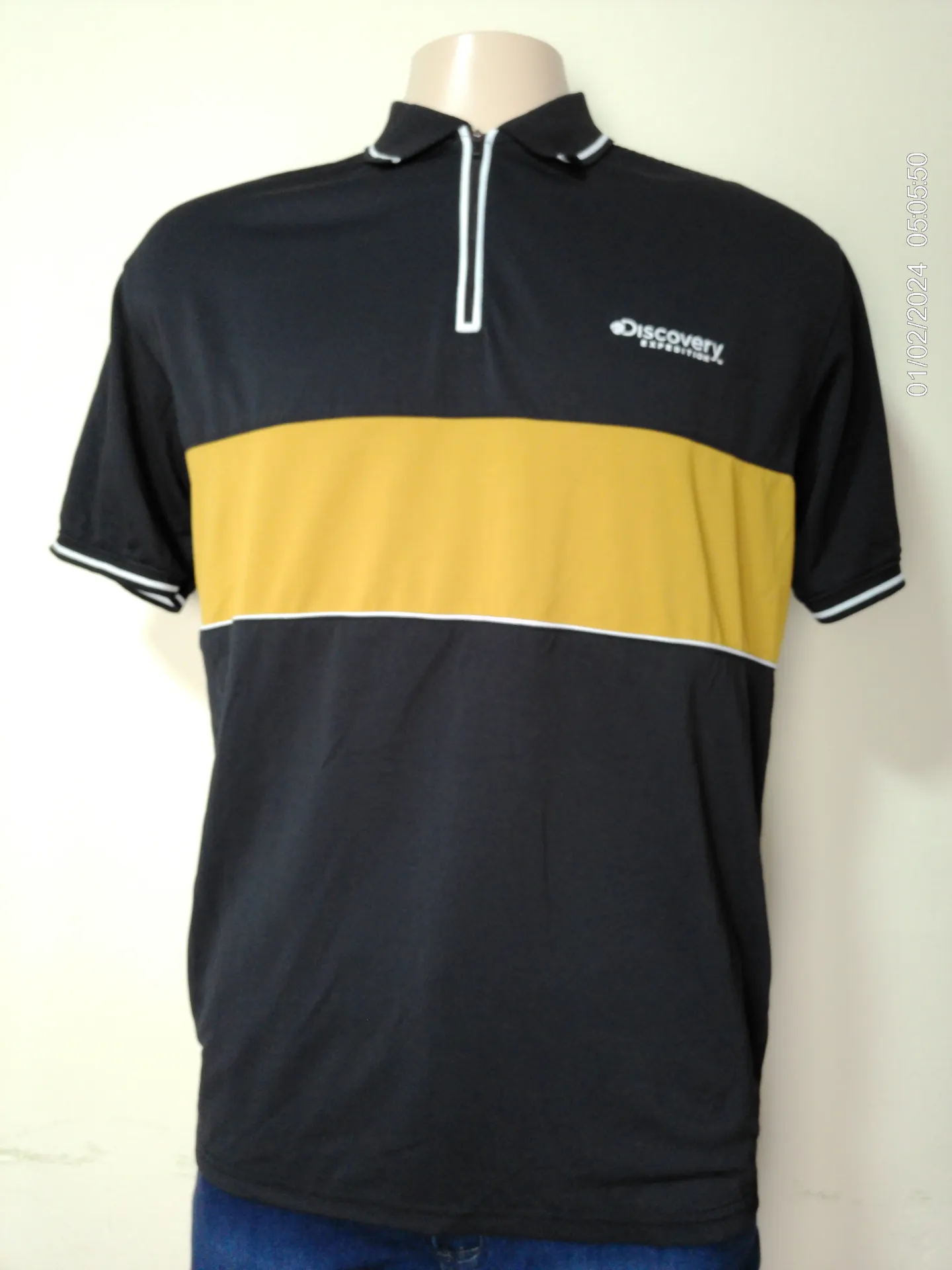 Remera con cuello manga corta negra y mostaza