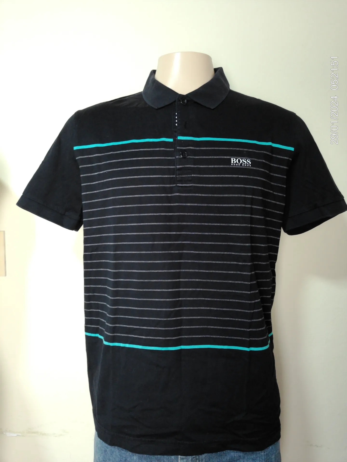 [MODMETIUSA0598] Remera con cuello negra con rayas gris y celestes