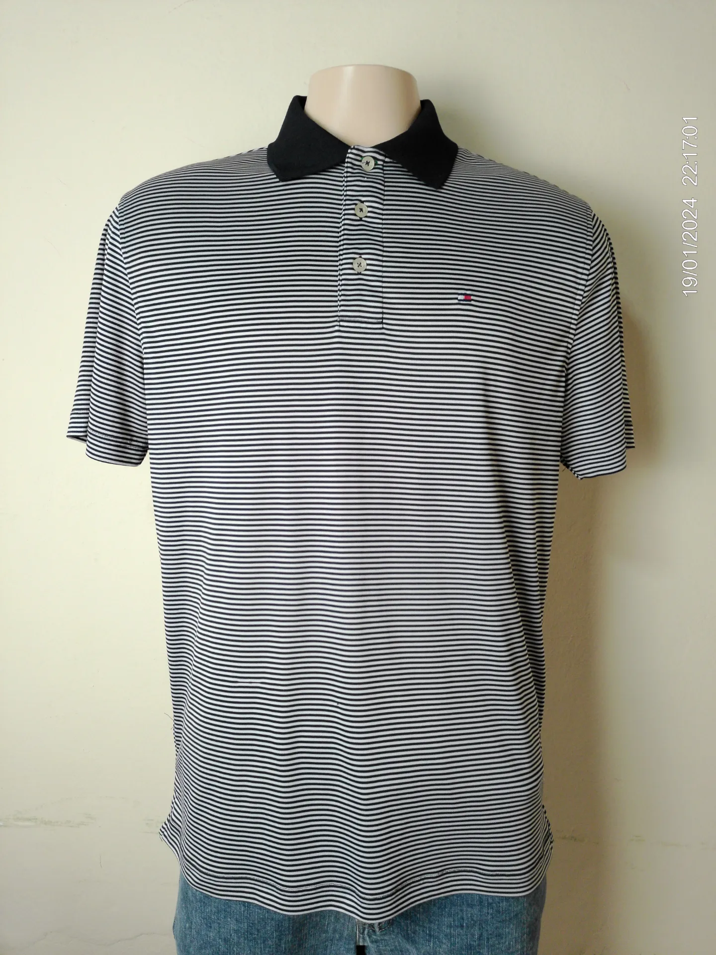 Remera con cuello negro a rayas blanco y negro