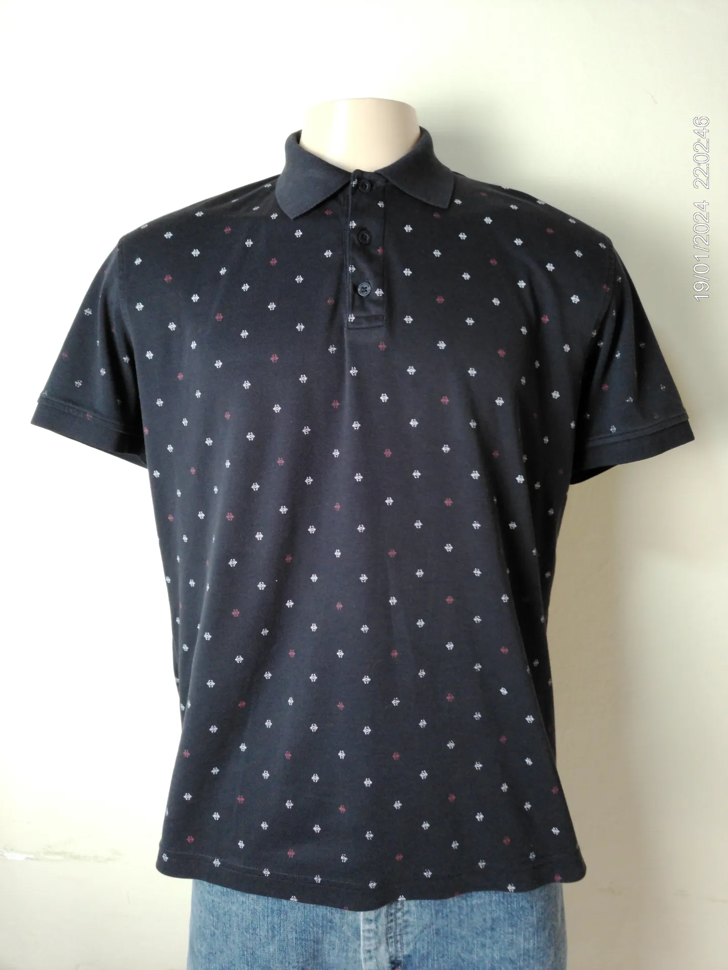 [MODMETIUSA0576] Remera con cuello negro con detalles blancos