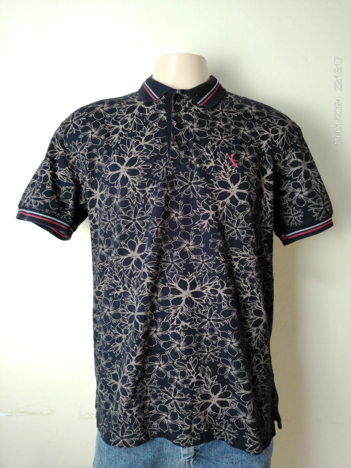 [MODMETIUSA0579] Remera con cuello negro con estampado de flores negras