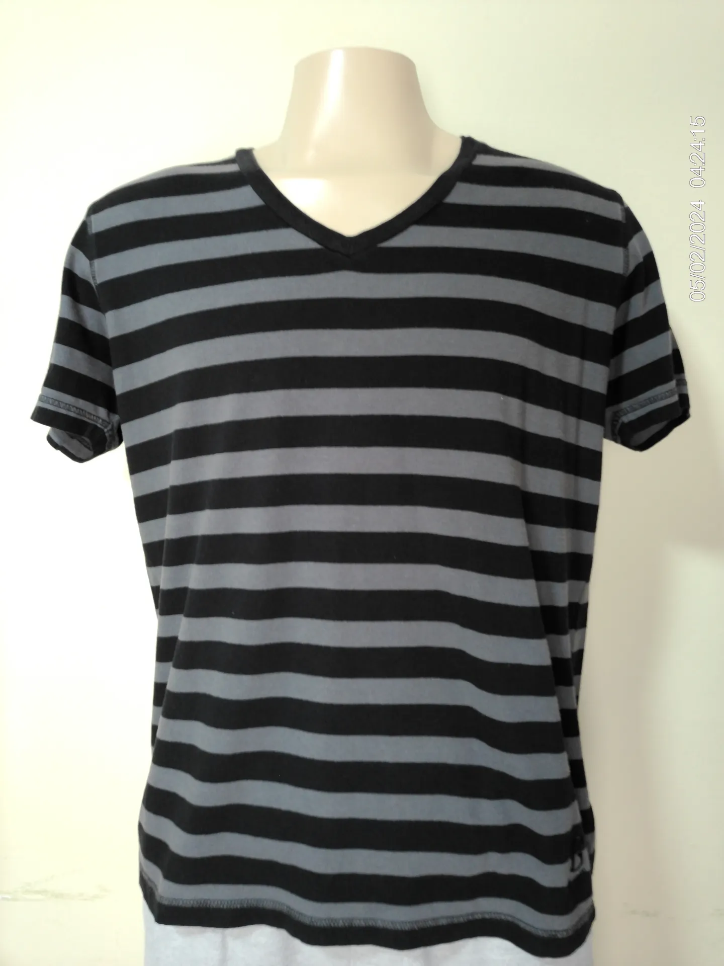 [MODMETIUSA0501] Remera cuello en v gris y negro