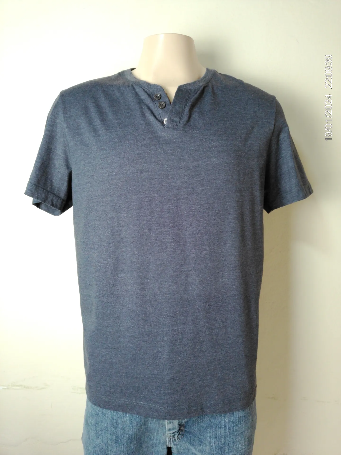 [MODMETIUSA0584] Remera de algodon gris con botones en el cuello