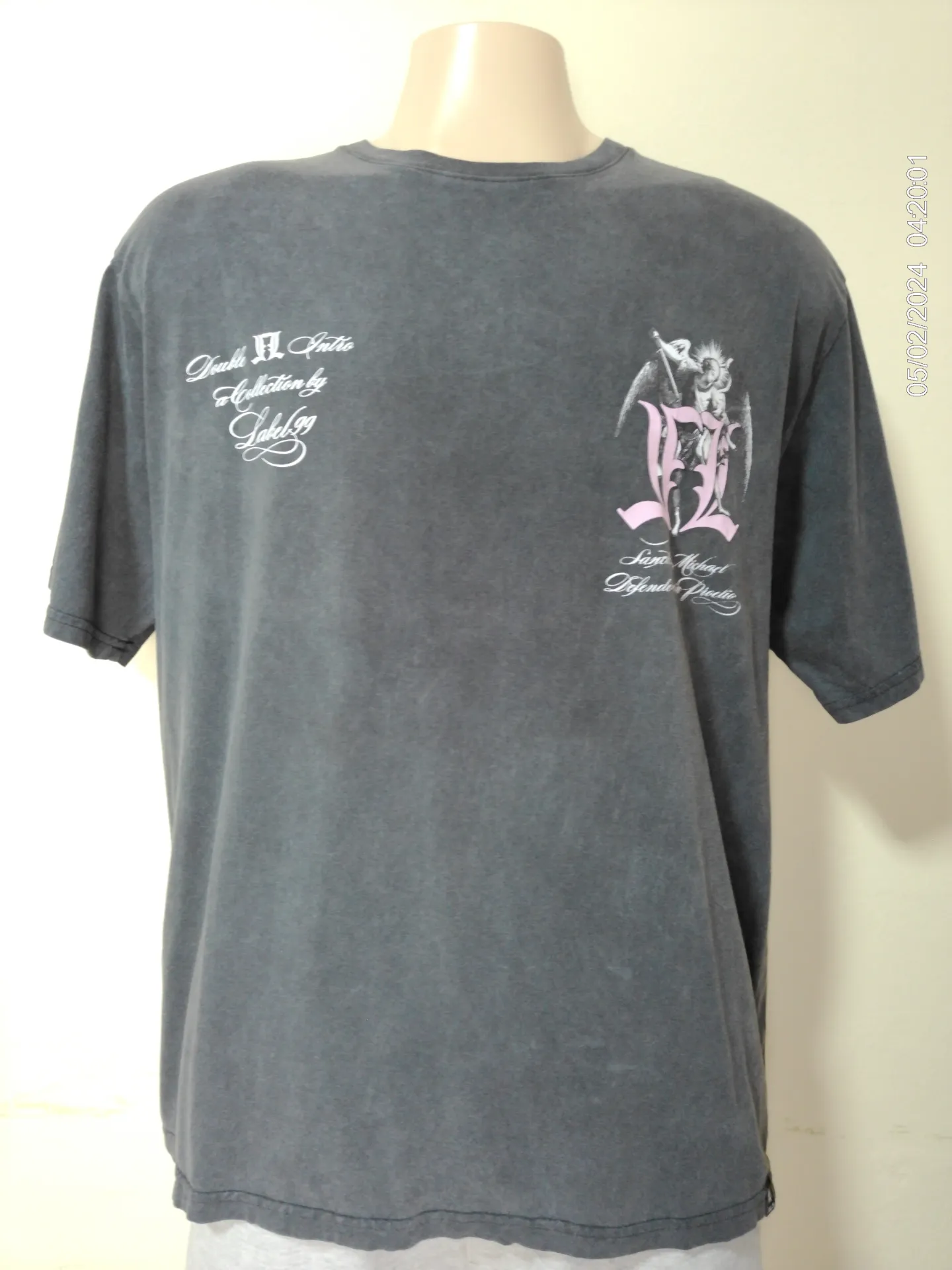 Remera de algodon gris con print