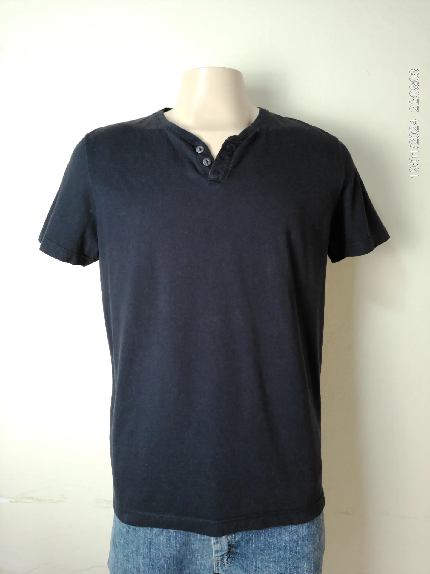 [MODMETIUSA0583] Remera de algodon gris oscuro con botones en el cuello