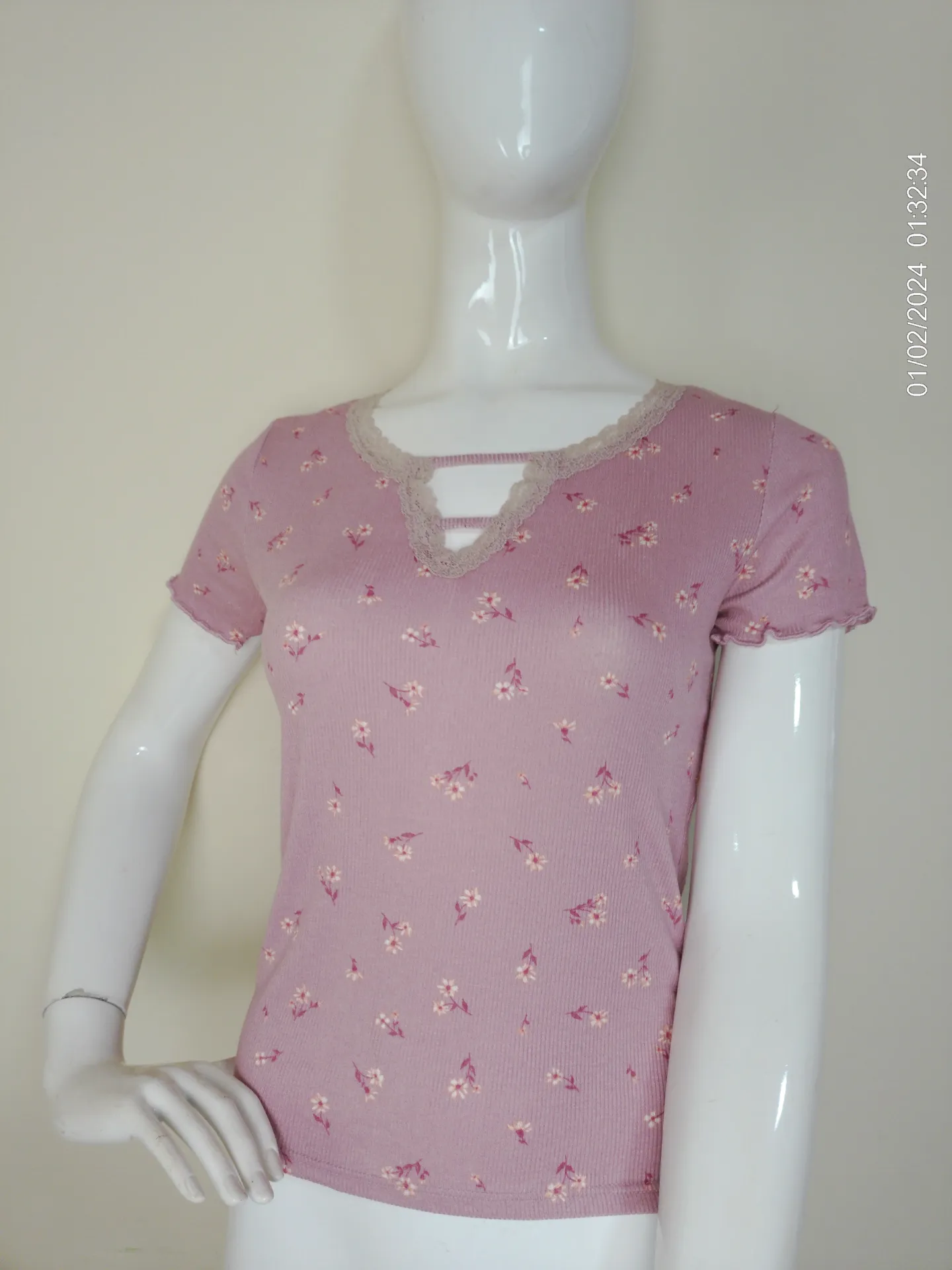 Remera de algodon manga corta rosa floreada