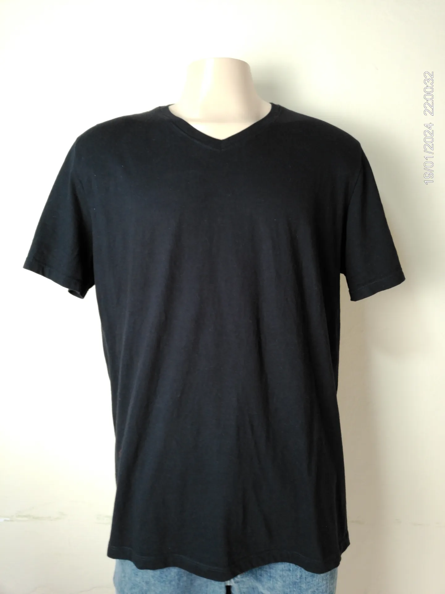 Remera de algodon negra cuello en v