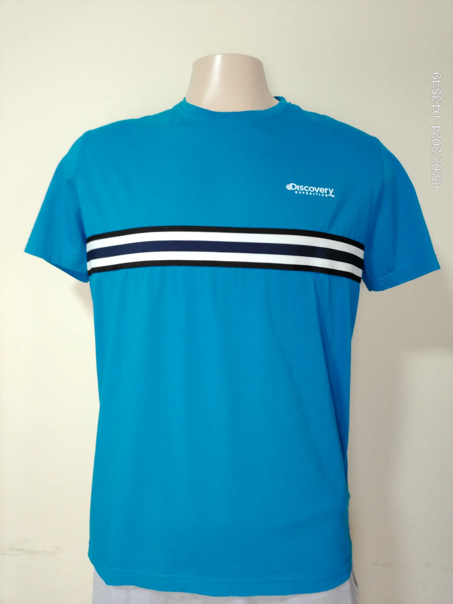 Remera de algodon turquesa con rayas blanco y negro