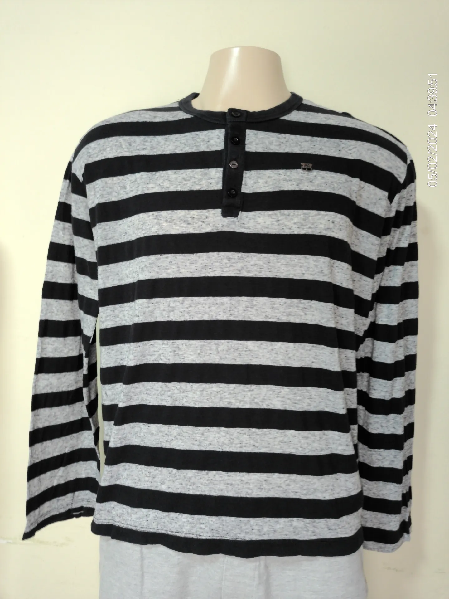 [MODMETIUSA0508] Remera manga larga a rayas negro y gris