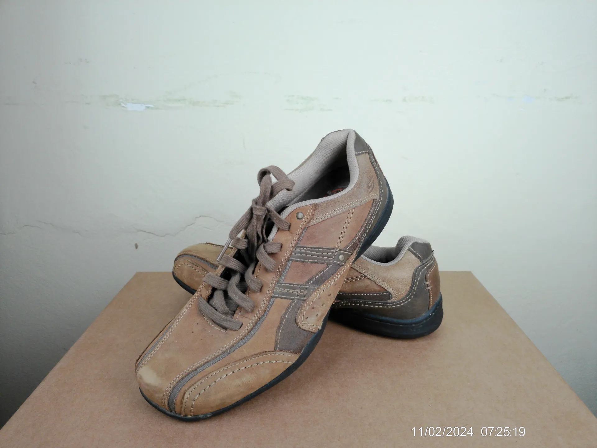 Zapato de cuero marron con cordones