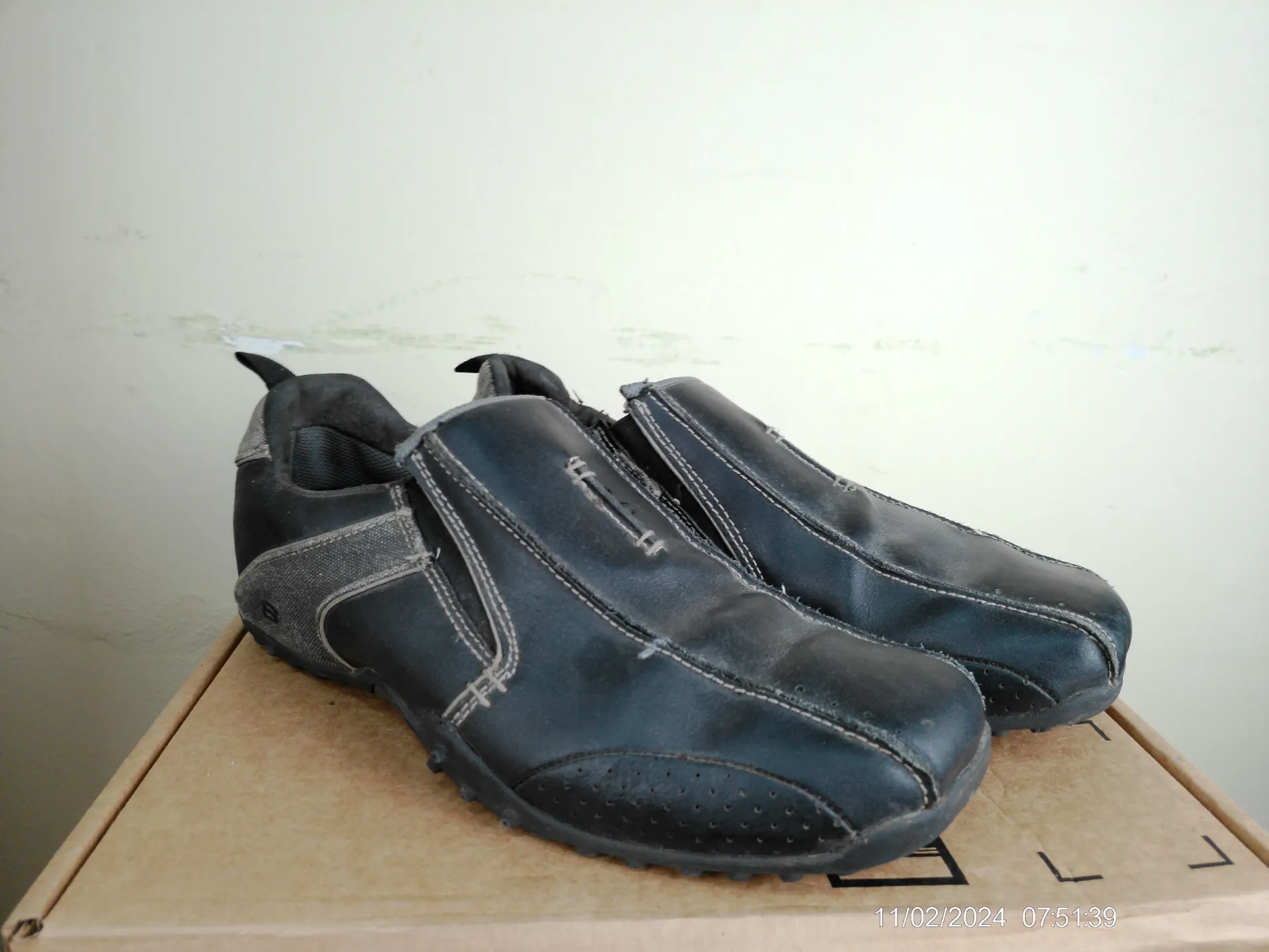 Zapato de cuero negro sin cordones