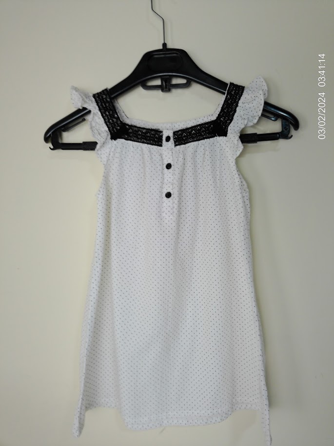 [KIDFETIUSA0373] Blusita sin manga a motas con detalles