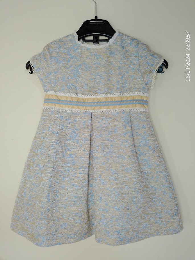 Vestido mc tipo bordado beige y celeste con detalles