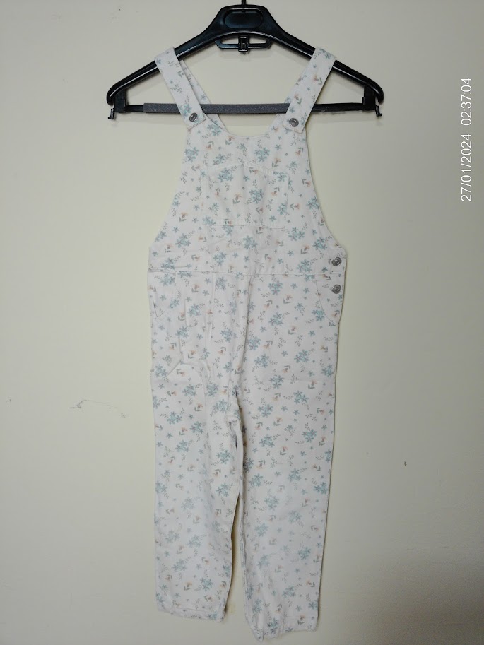 Enterito sin mangas blanco con flores celestes