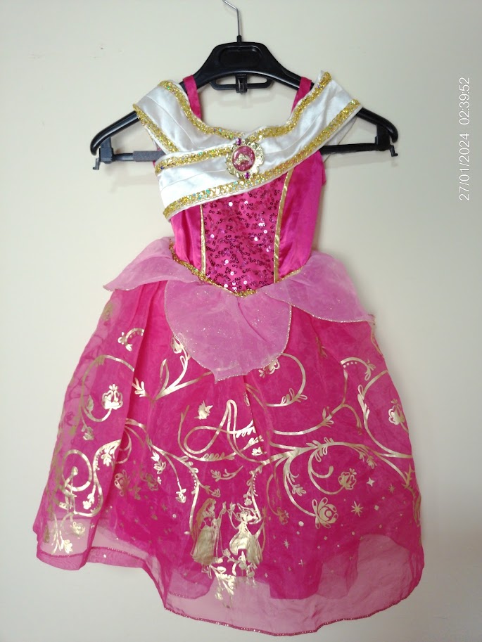 Vestido de princesa rosa y dorado con detalles