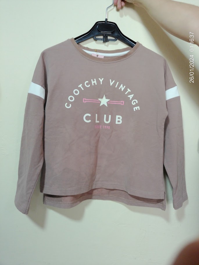 Remera manga larga marron claro con letras blancas