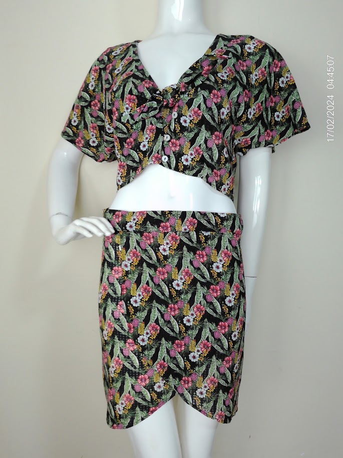 [MODFETIUSA0349] Conjunto top + pollera negro estampado floreado