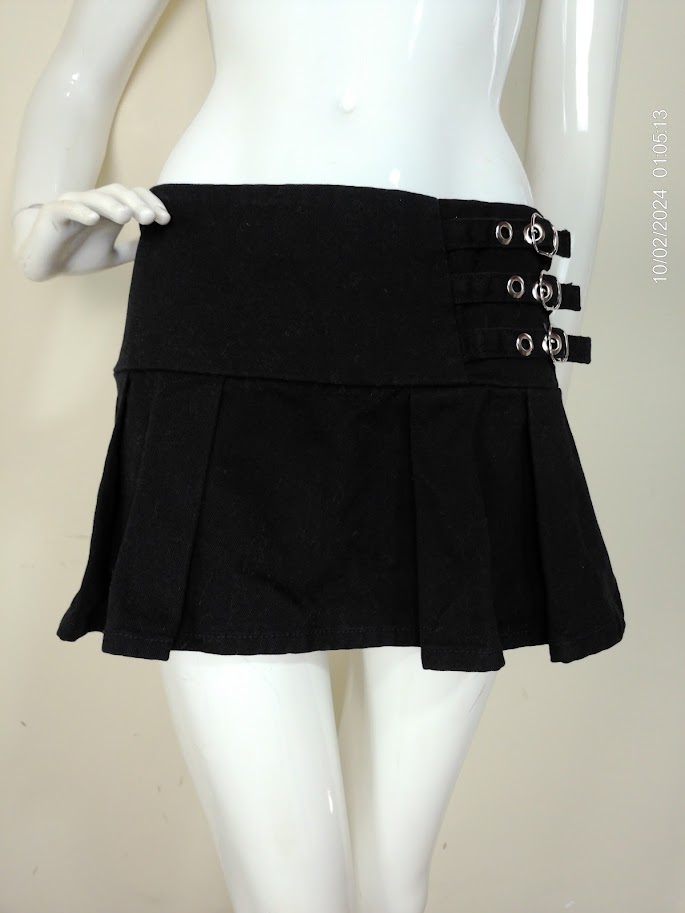 Pollera corta negra con detalles adelante