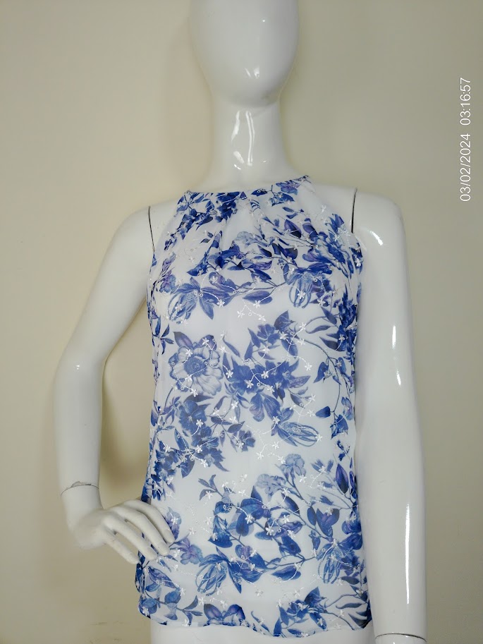 Blusita sin manga blanca con estampado morado