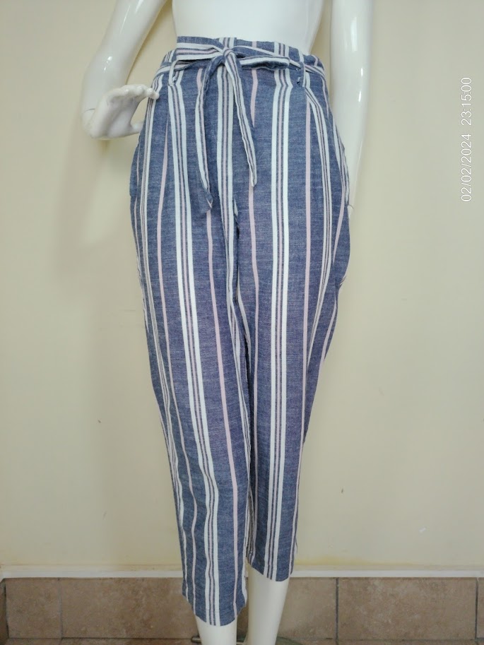 Pantalón a rayas azul y blanco