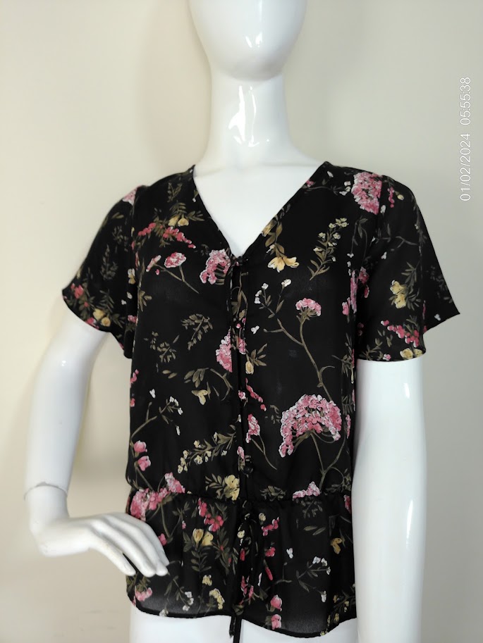 Blusita mc negra con estampado de flores