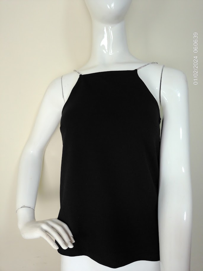 Blusita sm negra con breteles brillosos