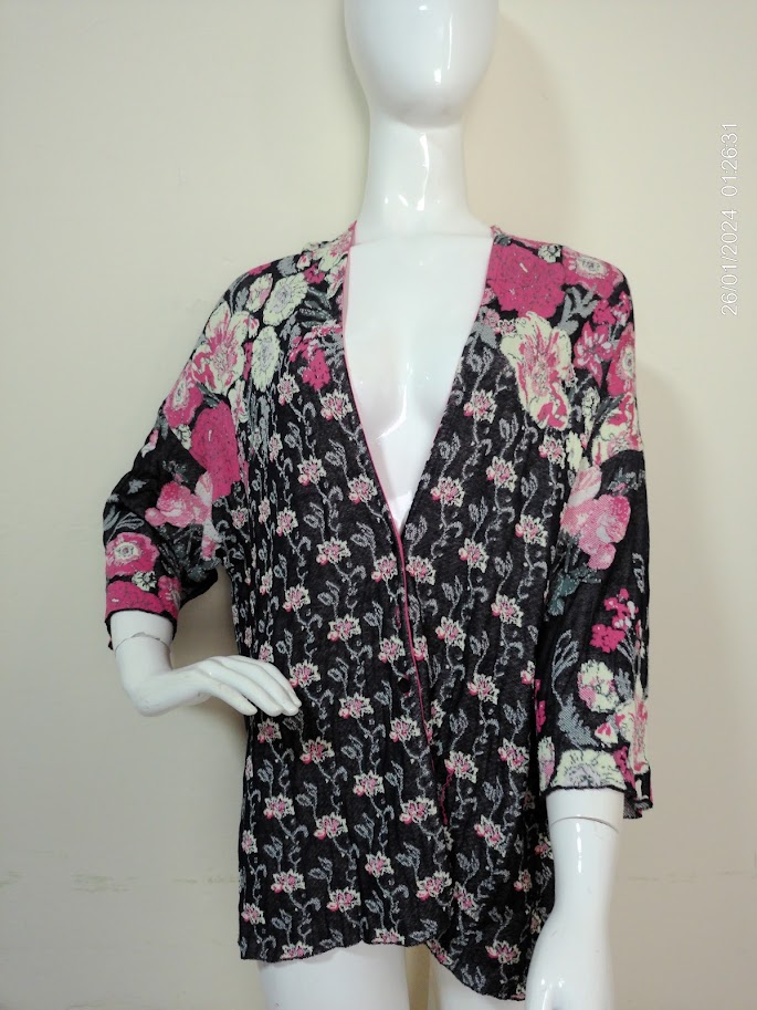 Kimono estampado negro con rosas y flores