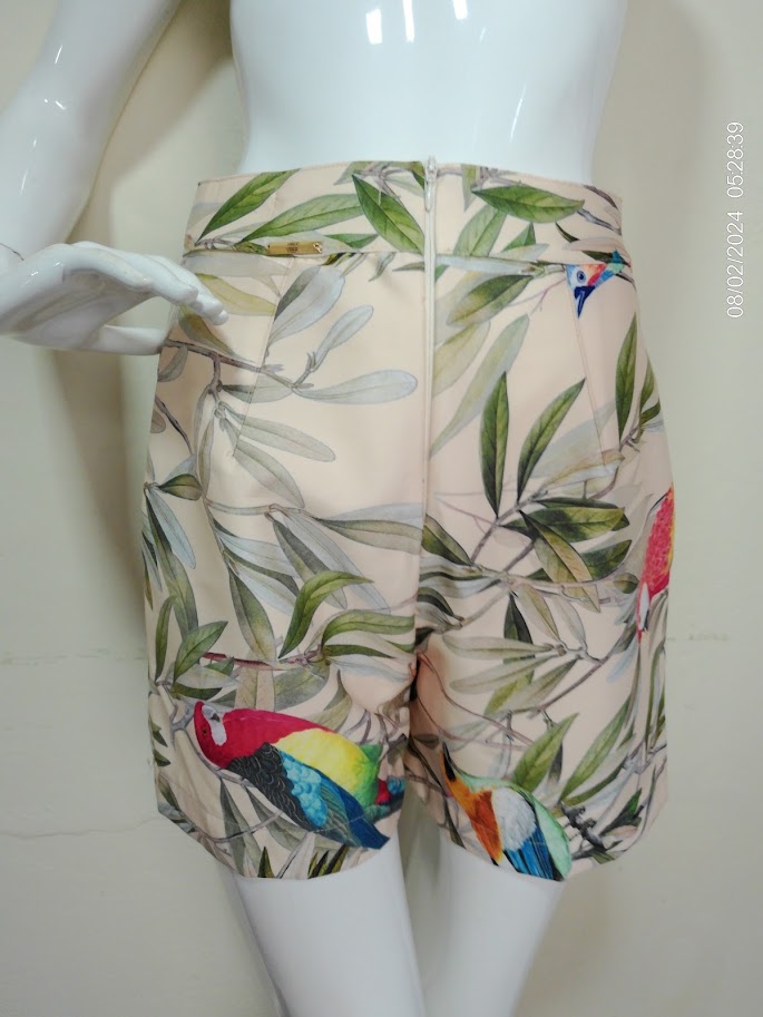 Short beige con estampado multicolor de aves